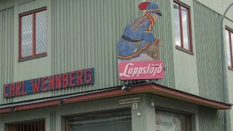 WENNBERGS BUTIK. Med sin tidstrogna skylt kastas besökar lätt tillbaka i tiden.