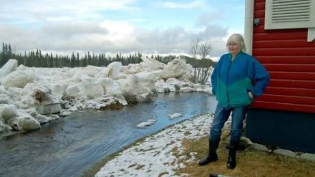 FARAN INTE ÖVER. Maj-Lis Thorneus bor i Kiruna men har stugan i Peräjävaara. Det är tredje gången som stugan drabbas av islossningen.Foto: GÖRAN LAHTI
