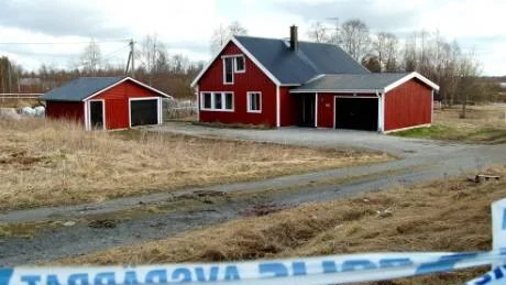 BESÖKTE HUSET. Mannen höll på att lasta däck i sin bil när han höggs i huvudet med en yxa. Enligt grannar besökte han sin förra bostad då och då.