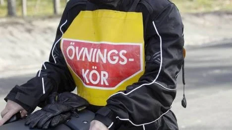 "Jag har alltid tyckt om att skruva i motorer och i yngre dagar så åkte jag med mycket  bakpå motorcykeln, men nu vill jag börja köra själv"  säger Eva Bärling.