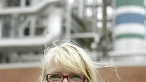 Lena Eriksson är utbildad processoperatör och nu söker hon med hjälp av en jobbcoach arbete inom helst industrin.