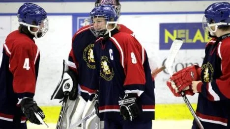 Anton Blomqvist, Piteå IF, i centrum. Han gjorde ett mål när Norbottens TV-puckare genrepade med seger mot Piteå Hockeys U 17-lag.