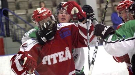 En symbolisk bild från första mötet mellan Piteå och Lycksele i LF Arena. Gästerna vann då med 5-2, ikväll är Piteå ute efter revansch.