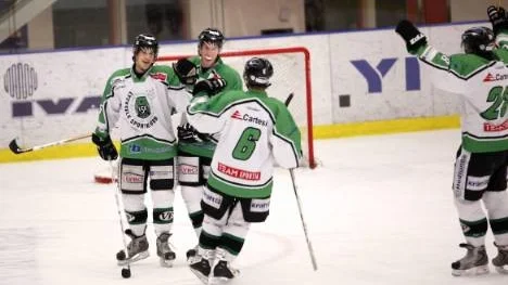 Snacka om matchvinnare! Fredrik Strand ( i mitten) svarade för tre mål och ett målpass när Lycksele besegrade Piteå i hockeyettan.
