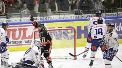 Anders Burström jublar sedan Luleå gjort 1-0 och fixat en drömstart mot Linköping. Men det var Pierre Johnsson som gjorde målet.