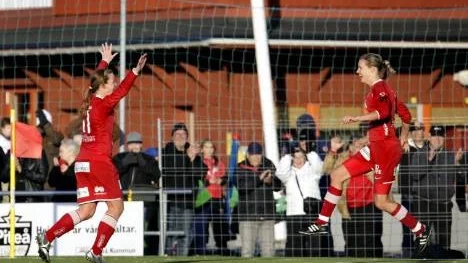 Jennifer Nobis, till vänster, och Erika Nilsson-Waara hjälptes åt att göra Piteås segermål mot Örebro. Inhopparen Erika var sist på bollen, framspelad av Jennifer som tidigare svarade för Piteås 1-0-mål i första halvlek.