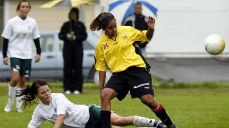 Emma Thall, Infjärden (i gult), blev tremålsskytt mot Alvik i damtvåan. (Arkivbild)