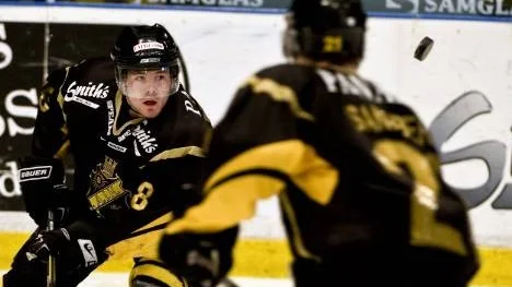Patrik Bergström, AIK, är med sina fem mål och sju assist den bästa poängplockaren i hockeyallsvenskan, bland de utflyttade Piteåkillarna.