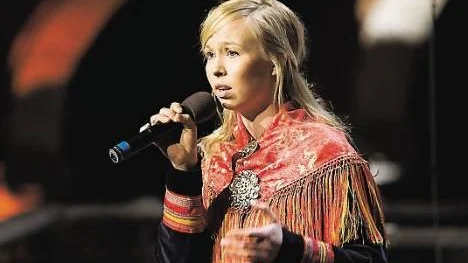 Sofia Jannok tänjer gränser med  storbandet och Jonas Knutsson.