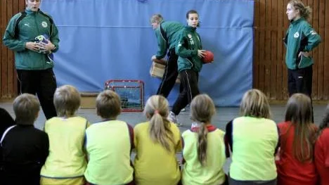 SGIF-spelarna ledde lektionen och intresserade elever lyssnade snällt.