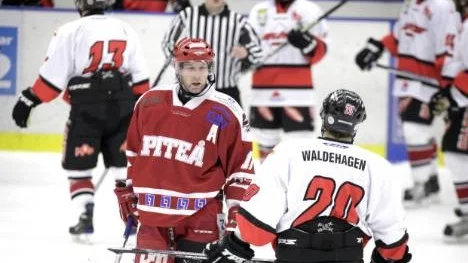 Piteå Hockeys Daniel Olofsson producerade poäng på löpande band i grundserien. Asplövens Marcus Waldehagen (med ryggen mot kameran) gjorde dock flest mål, 20 på 21 matcher.