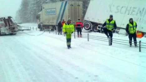 Tre långtradare hamnade i diket efter en kraftig inbromsning på E4 vid Rosviksbodarna.