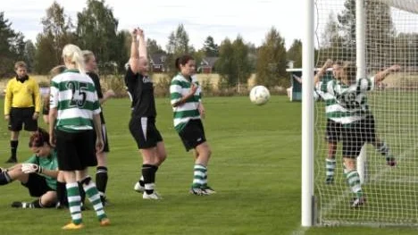 Blåsmark/Svensbyn vann matchen mot Gammelstad IF i damtrean. Här sträcker lagkaptenen Zara Hägglund upp händerna och jublar då bollen är på väg in i mål.