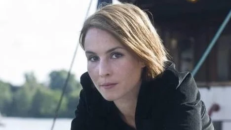 I "Flickan som lekte med elden" är det i högsta grad Lisbeth Salander som är huvudpersonen, vilket gör att Noomi Rapace får en mycket större roll att spela.