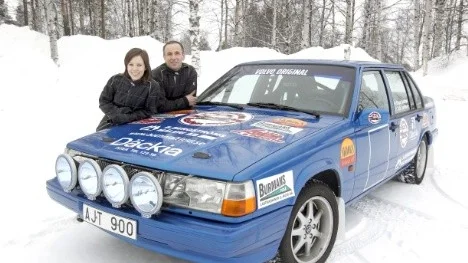 Brage och Sofi Lundmark intill ögonstenen - den nybyggda rallybilen.