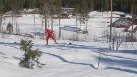 Lars-Olof Pajala, skidalliansens banchef, kan fortfarande åka skidor på stadion vid Vallsberget. Han söker också nya lösningar för att göra banorna ännu bättre. Till höger syns snön som sparas till nästa säsong.
