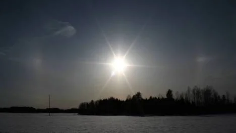 Solen med en halo och två vädersolar, bisolar. Foto taget i Öjebyn.