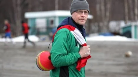 Stig Öberg, tränaren, såg till att få fart på Svensbyns herrfotboll som nu har ett lag i division 6 södra.