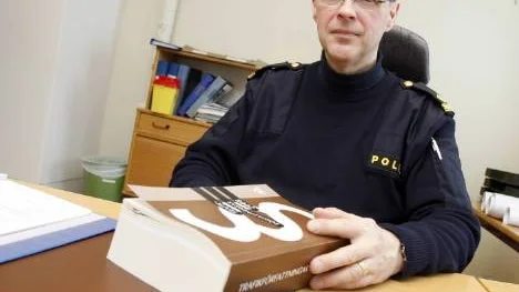 "Enligt lagen får man inte bryta en processesion, vare sig det handlar om en militärkolonn eller ett begravningsfölje", säger Robert Holtmo, polis Älvsbyn.