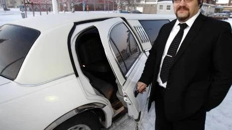 Som sig bör öppnar chauffören Leif Wiklund dörren åt passagerarna som vill åka limousine. Åtta personer får plats i det vita lyxåket. "Och givetvis finns det säkerhetsbälten till alla säten", säger han.