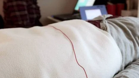 Frekvensterapi är en ny behandlingsform inom den alternativa traditionen. Genom elektriska stötar kan man se vilka parasiter, virus och tungmetaller kroppen samlat på sig.
