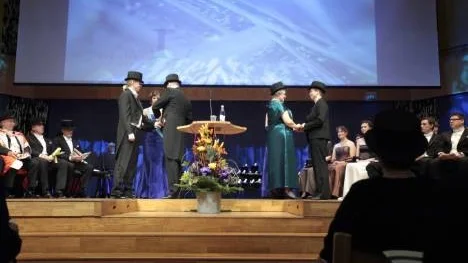 Vid ceremonin i Aula Aurora samlades hedersdoktorer, promovendi (de doktorer som skulle promoveras), nya professorer, nya adjungerade professorer, rektor, dekaner, prodekaner, prorektorer, doktorernas huvudhandledare, representanter för studentkårerna, inbjudna processionsgäster samt marskalkar. Processionen leddes av övermarskalken. På bilden ser vi Danile Zangger Borch och Lena Weman Eriksson till höger.