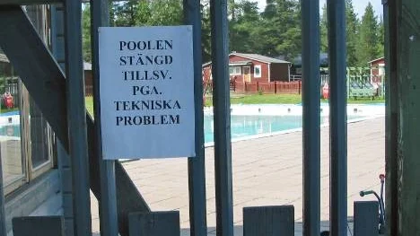 Efter knappt fem veckors öppethållande i sommar är den kommunsponsrade poolen i Nyfors stängd. När fritidschef Kjell Tegnelund åkte dit för att få veta vad som hänt blev han avvisad från området av ägaren.