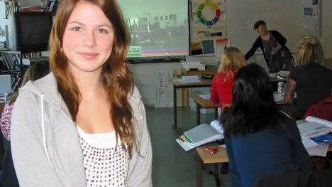 Viktoria Lindström har tidigare tävlat i artistisk gymnastik i hemmaklubben IFK Arvidsjaurs GK. I helgen gick hon nybörjarkursen för gymnastikdomare i Älvsbyn. I bakgrunden ledaren Sara Rumbutis.