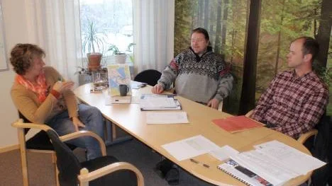 Kommunalrådet Britta Flinkfeldt Jansson lyssnade  till argument mot utbyggnad av vattenkraft i Arjeplogsströmmarna när Ingemar Marklund, Miljöpartiet och Pontus Lundberg från  Naturskyddsföreningen överlämnade protestlistor.