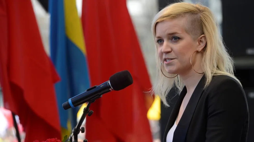 Trängd. Stefan Löfven angrips från vänstern för att han ska distansera sig från mittenpolitiken. Jenny Bengtsson (V)  tycker att han beter sig "som en jävla kossa".
Foto: Leif R Jansson/TT