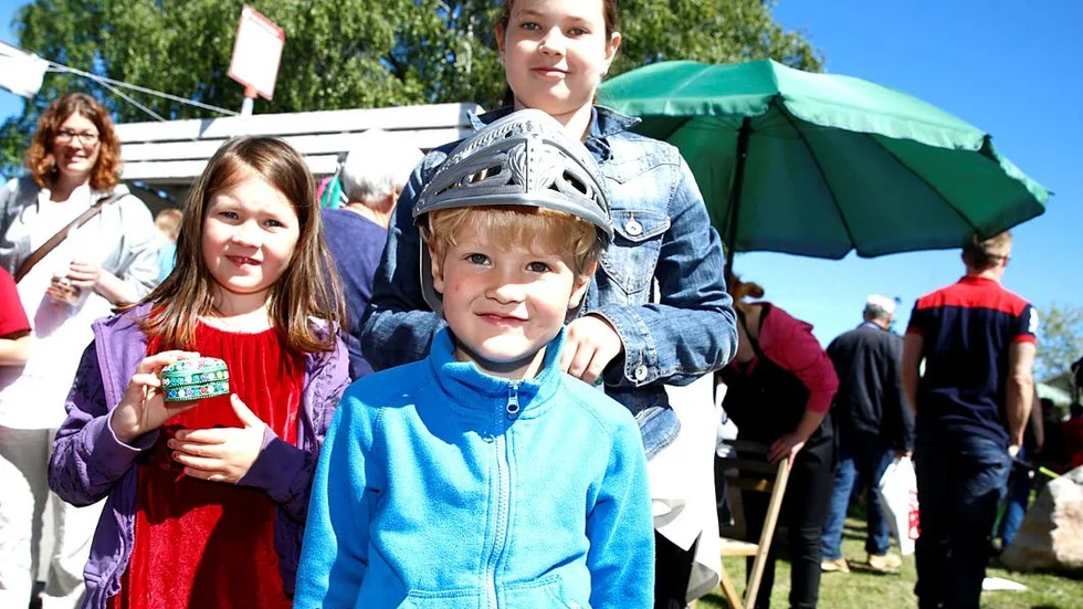 Syskonen Svala Trankell, 6, Leon Trankell, 4 och Iris Trankell, 10 fyndade på loppmarknaden.