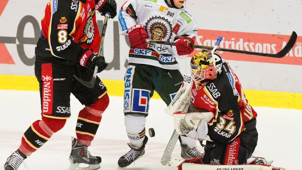 Hårt jobb. Luleå Hockey, här i form av Per Savilahti Nagander och Joel Lassinantti, mötte hårt motstånd i Frölunda.
