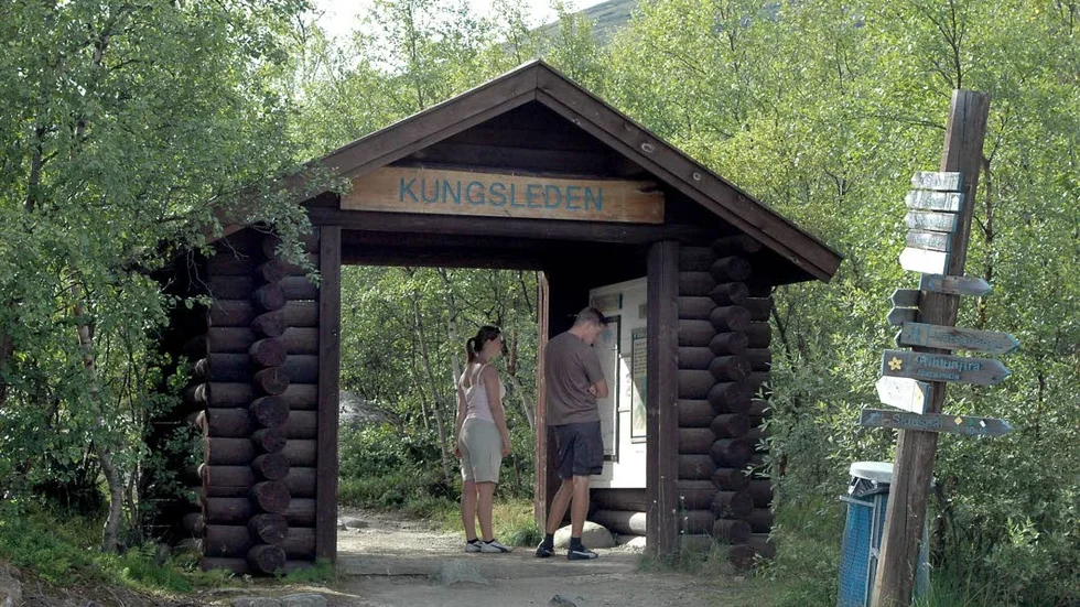 Klassiskt motiv. Hur många bilder har inte tagits här av vandrare som startat på Kungsleden i Abisko: Kungsledenportalen. Via STF:s fadderverksamhet ska pengar investeras i stugor och annat längs leden.