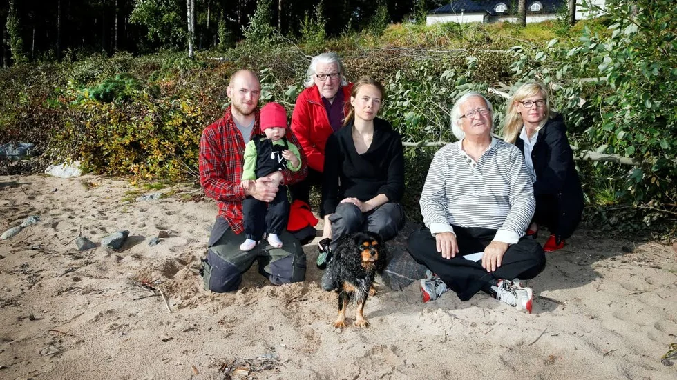 Besvikna på SSAB. Flera svartöstassare har reagerat på den bryska avverkningen ovanför en av områdets mest besökta badstränder, från vänster: Fredrik Wihlborg med Tea, 1 år, Jalle Lindblad, Erika Renström, Boris Ersson och Johanna Samuelsson.