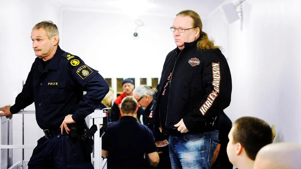 SÖKER RESNING. Jörgen Eriksson, 45, till höger i bild, kräver nu ersättning för att han anser sig ha straffats dubbelt i den stora dieselhärvan där han dömdes till två och fem månaders fängelse.