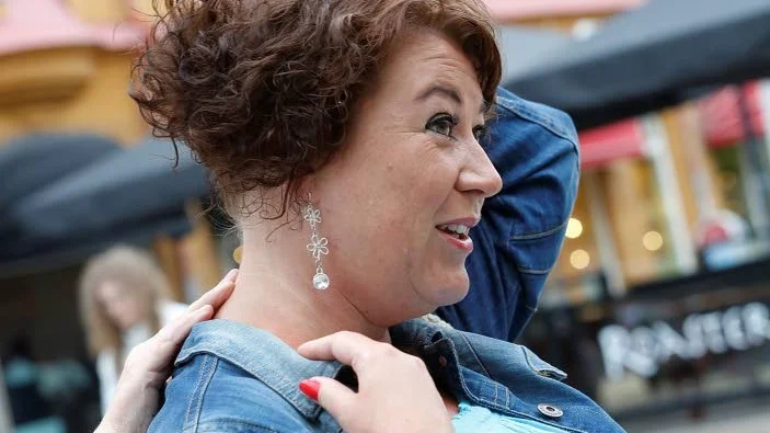 Knöl i nacken. Knölen i nacken är det enda tecken som utifrån visar Maria Ugglas nackskada. Två kotor i nacken är skadade. Det talades ett tag om operation, men nu kan läkarna inte garantera att hon kommer att bli bättre efter en sådan.