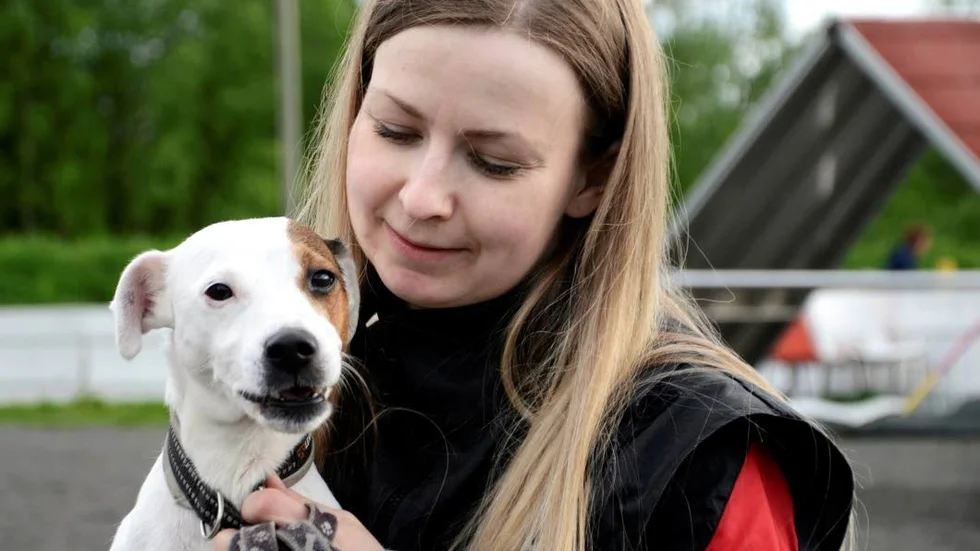 Lätt fästingkoll. Marjaana Juuso är glad att hennes Parson Russell Terrier har ljus päls, det undelättar fästingkollarna.