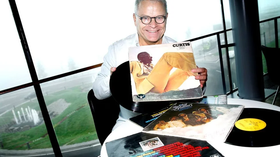 DJ Anders Dahlquist, här med albumet "Curtis" av Curtis Mayfield. Ett exempel på vad vi kan tänkas få höra under nästa helgs Nite Flyte.