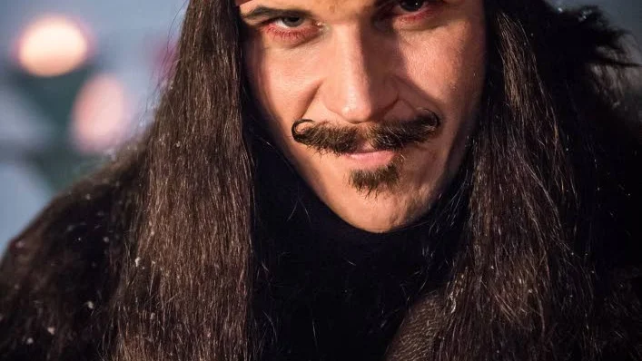 Gustaf Skarsgård som trollkarlen.
