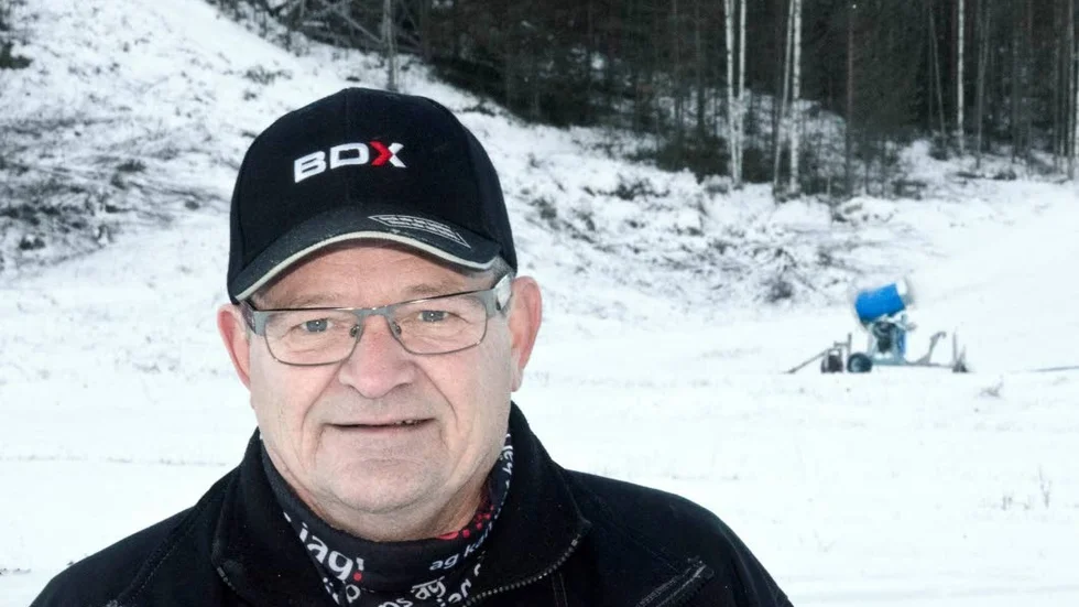 Snöman. Sture Andersson, tillväxtförvaltningen, jobbar med att göra snö i Pagla. Nattetid tar föreningarna vid.