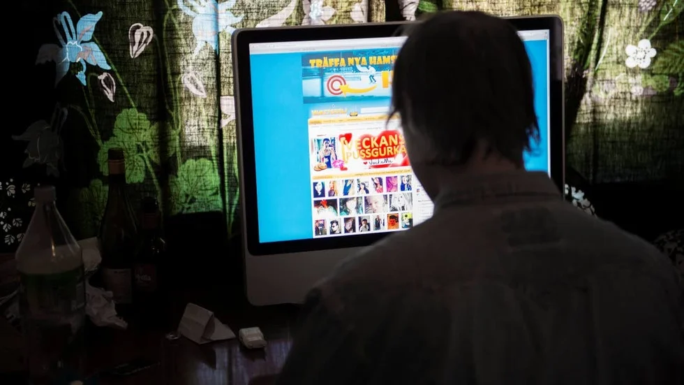 Nätpedofil. Den i dag 28-årige mannen har kränkt och utnyttjat flickor och pojkar mellan 11-20 år gamla under minst fem år. Tre flickor kommer från Norrbotten.