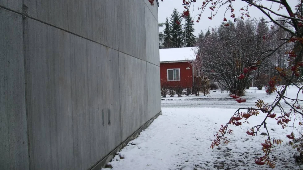 Förråd utanför knuten. I översiktsplanen står det att på Lönngatan ska finnas bostäder. Men på andra sidan gatan visar detaljplanen industrimark. Därför kunde kommunen lägga sitt förråd på sämsta möjliga plats utan att fråga grannarna. Men att beslutet var utan apell enligt Myndighetsnämnden i Älvsbyn irriterar Länsstyrelsen.