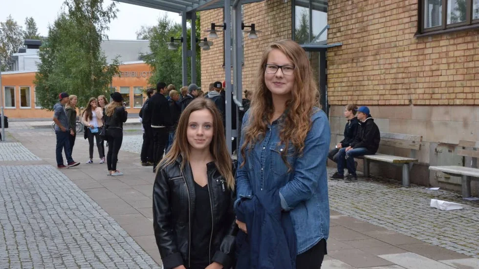 Ny skola. Maja Lundström, 15, Boden och Anna-Li Lampa, 15, Boden, tycker det ska bli kul att börja i gymnasiet i Luleå. "Det känns bra och spännande att börja på en ny skola", säger Anna-Li Lampa.