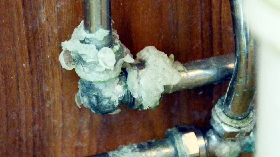 Ledningar förstörda. Alla rör och ledningar i huset måste bytas ut på grund av rostangrepp. Beläggningar med salt finns på många ställen i huset.