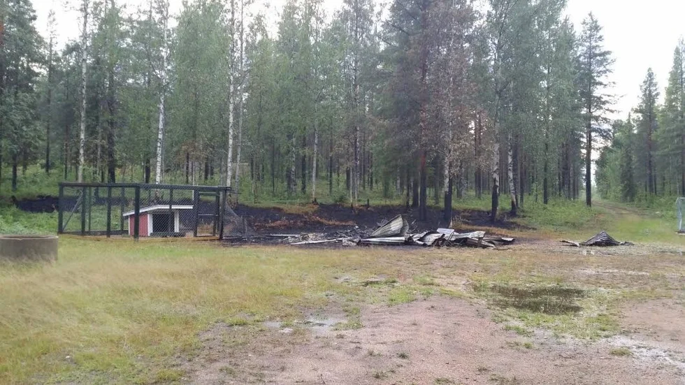 Pyromandåd. Det här mötte jaktlaget efter att en mordbrännare slagit till och bränt ner jaktkojan utanför Jokkfall. Ett av många mordbränder i trakterna de senaste åren.