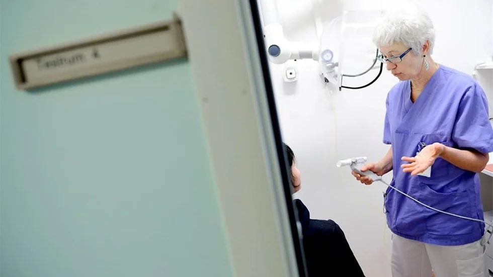 SPIROMETER. Anne Lindberg visar hur en spirometer, lungfunktionsmätare, fungerar. Just den här spirometern finns på Sunderby sjukhus, i OLIN-studierna används en annan variant runtum i länet.