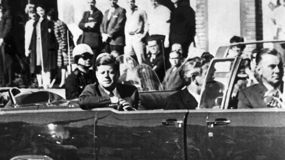 BILFÄRDEN. Den 22 november åker John F Kennedy genom Dallas, bara minuter innan han mördas. I Stephen Kings nya bok får huvudpersonen möjligheten att åka tillbaka i tiden för att stoppa mordet.