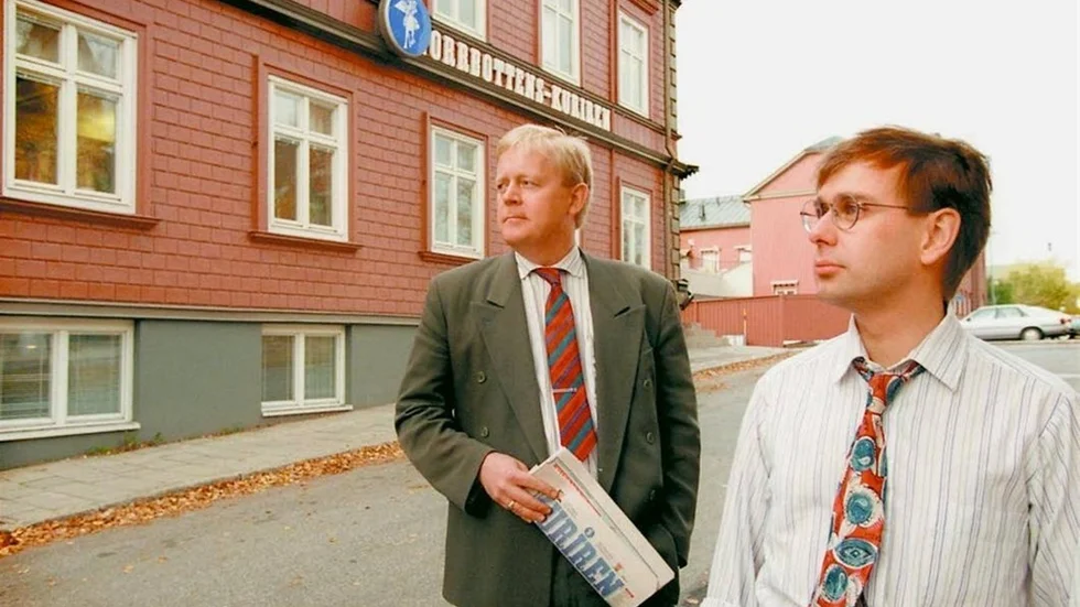 CHEFREDAKTÖR. Peo Wärring (till höger), Norrbottens-Kurirens chefredaktör mellan 1990 och 1999, misshandlades grovt natten mot söndag i centrala Eskilstuna. Wärring är nu chefredaktör för Eskilstuna-Kuriren. Bilden är tagen 1997 utanför Kurirens förra hem på Stationsgatan och Wärring står bredvid dåvarande VD:n Stellan Minnhagen.