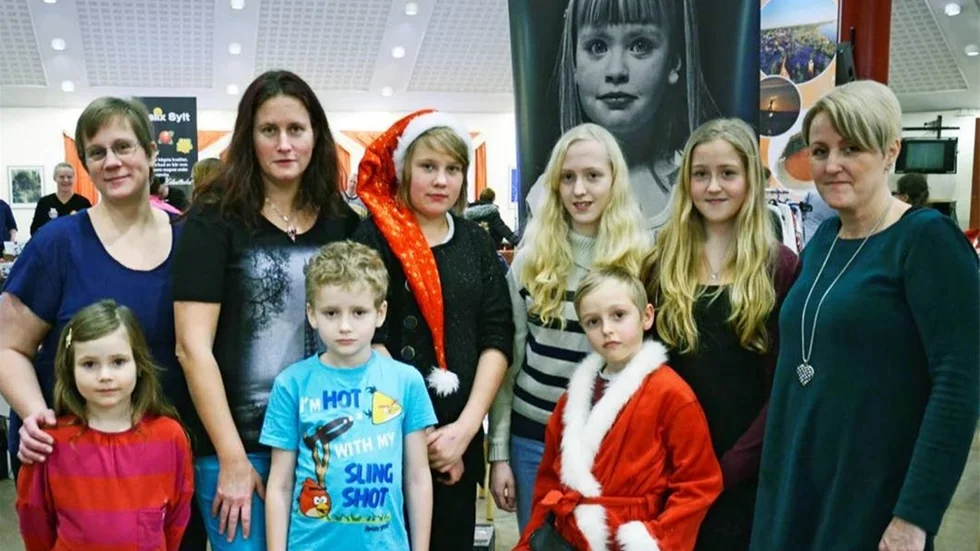 JULMARKNAD. Erika Carlberg, Eva Lindbäck, Sophie Carlberg, Ebba Vennberg, Ida Vennberg, Berit Vennberg, Frida Mörk, John Lindbäck och Isak Vennberg deltog på hjärtebarnens julmarknad i Kalix.