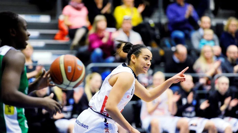 VILL STANNA. Stjärnforwarden Cleopatra Forsman-Goga kan se sig själv spela ännu en säsong i Northland Basket.